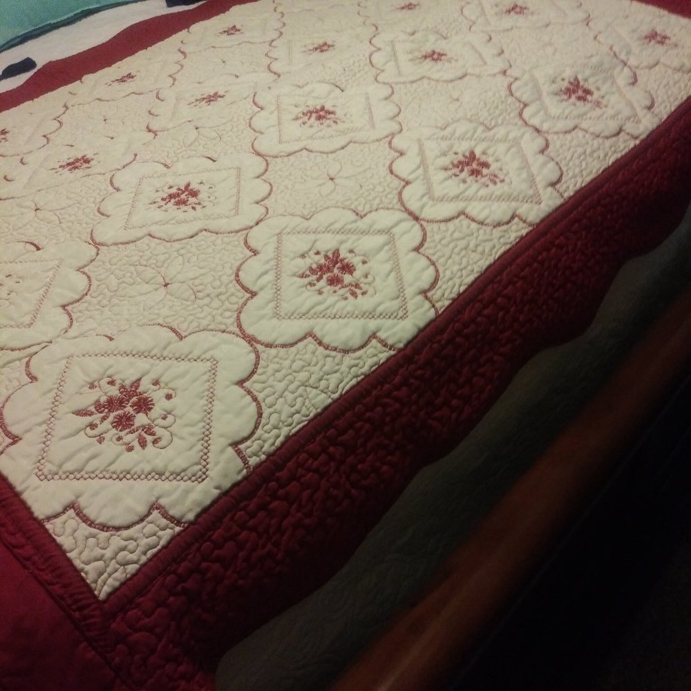 2296 Red & White Embroidered Throw or Wall Hanging - Picture 4 of 6